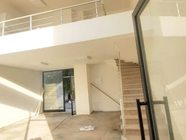 GİRNE MERKEZ DE ANA  CADDE ÜSTÜNDE  KİRALIK DÜKKAN - OFİS