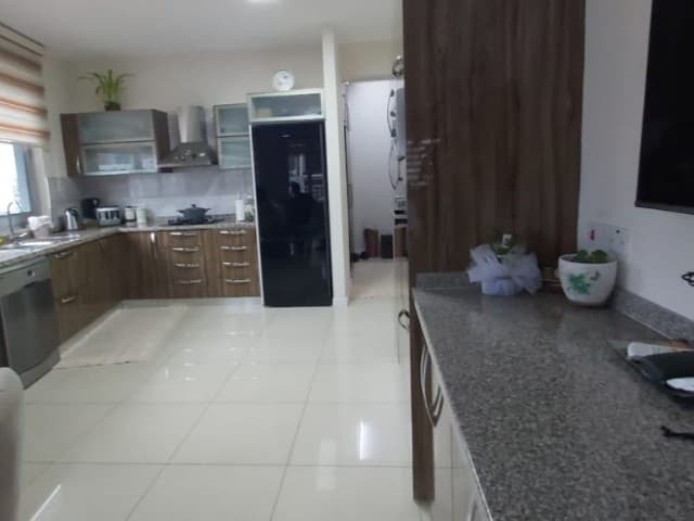 GİRNE MERKEZ DE CADDE ÜZERİNDE TÜRK KOÇAN SATILIK LÜKS DAİRE