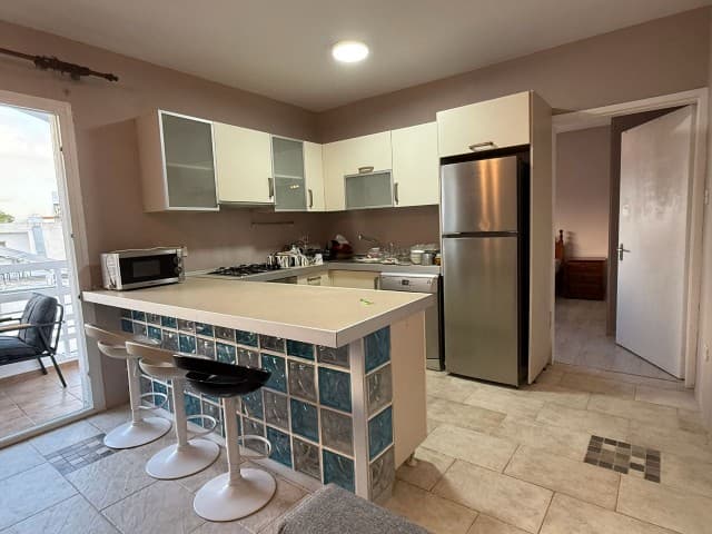 GİRNE MERKEZ DE CADDE ÜZERİNDE EŞYALI SATILIK  DAİRE