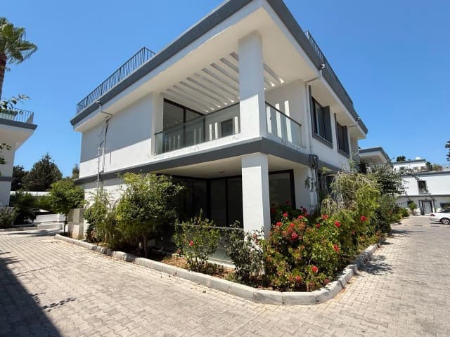 GİRNE MERKEZİ KONUMDA HAVUZLU SİTEDE SATILIK İKİZVİLLA